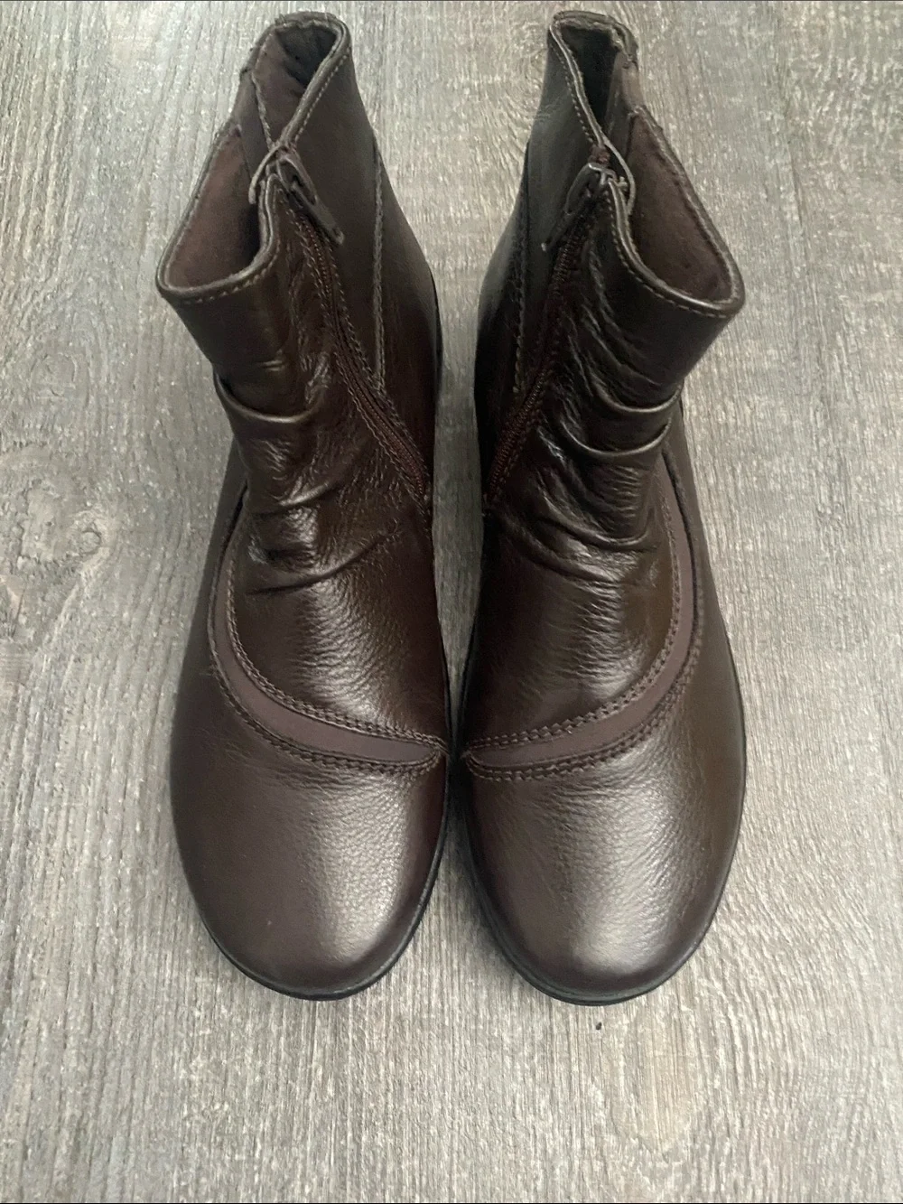 Clarks brown zip up short boots.